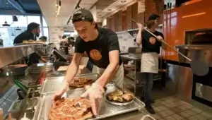 Blaze Pizza Employee Making a pizza